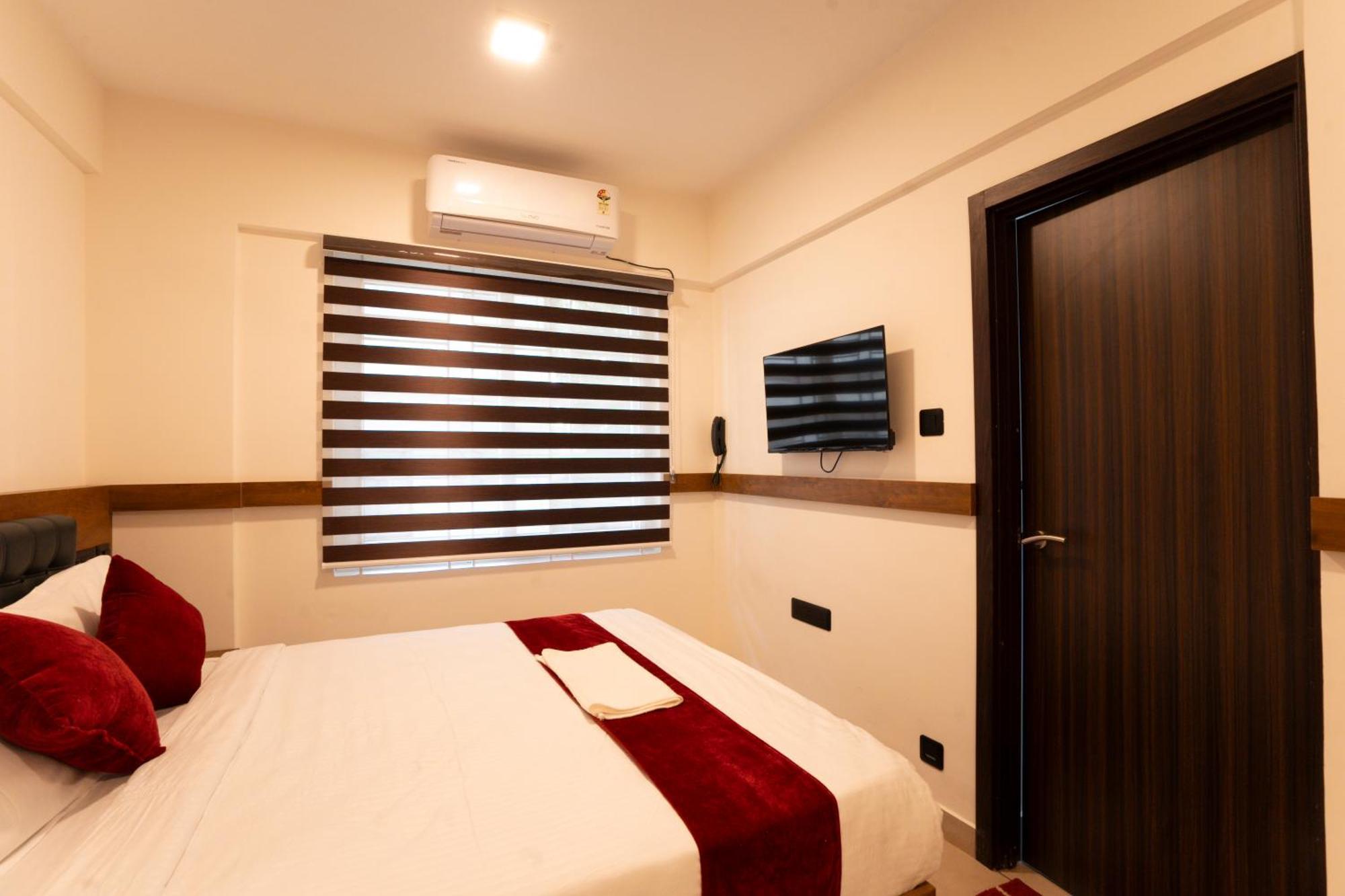 Sapphire Hotel Apartments & Business Suites Kochi Exterior photo