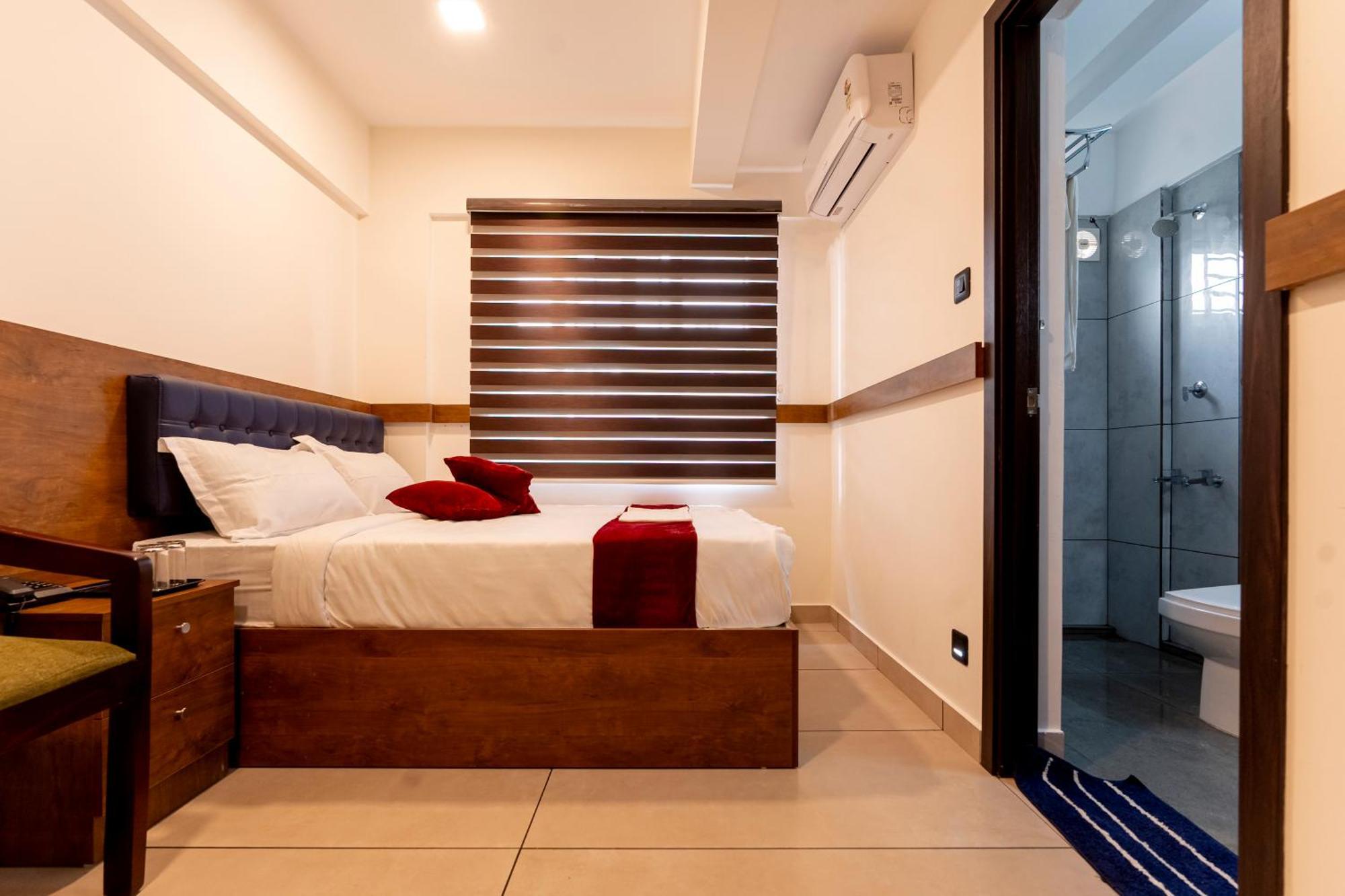 Sapphire Hotel Apartments & Business Suites Kochi Exterior photo